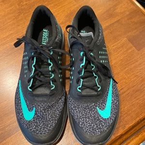 Women’s Nike sneakers size 11 Fitsole Black and green